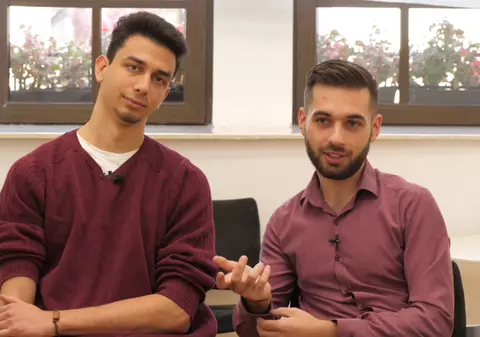 VIDEO/Jucării pentru oameni mari și-o idee de cadou ”made in Romania”: doi studenți vând magneți-antistres