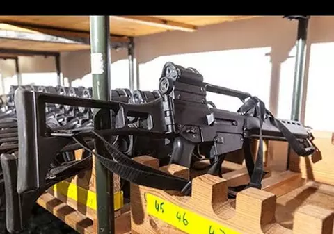 Au furat arme de foc din sediul poliției și le-au înlocuit cu arme de jucărie. Când și-au dat seama autoritățile de situația jenantă