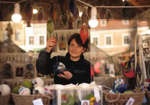 REPORTAJ/ Lâna oilor ajunge anul acesta în bradul de Crăciun! O familie din Brașov face globuri din lână, mătase, in și bumbac (VIDEO&FOTO)