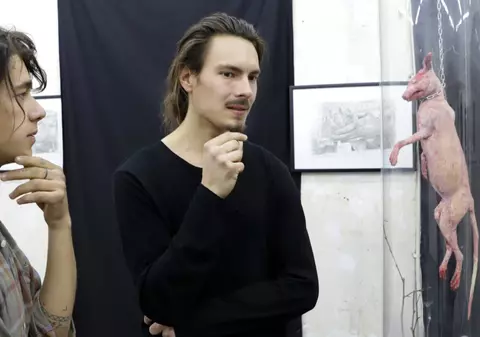 Arta care șochează. Galeria în care a fost expusă o vulpe jupuită a fost obligată să acopere ferestrele cu draperii. Artiștii reacționează: "Oamenii nu mai sunt indignați când văd la măcelărie animale sacrificate?"