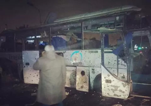 UPDATE / Explozie la bordul unui autocar turistic, lângă piramidele din Egipt. Patru oameni au murit și 12 au fost răniți