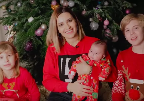 VIDEO/ Ela Crăciun colindă alături de cei trei copii