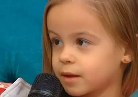 Răspunsul fetiței Andei Adam când a fost întrebată: "Unde o pupă tati pe mami?". A zis foarte clar