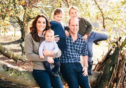 Palatul Kensington a publicat felicitările de Crăciun. Kate și William apar alături de copii în timp ce Harry și Meghan vor trimite o imagine de la nunta lor