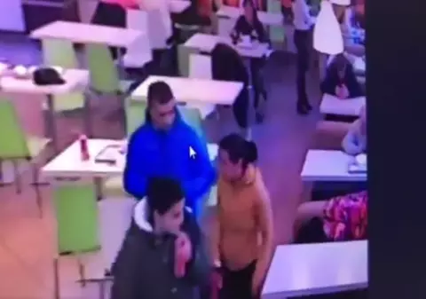 VIDEO/ Furt într-un fast-food din Sibiu. O femeie a fost prădată chiar în timp ce era la masă! Cum a acționat hoața