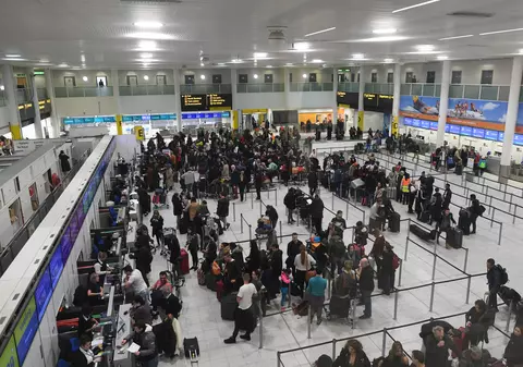 Aeroportul Gatwick din Londra a fost din nou închis, vineri seara, după câteva ore de funcționare