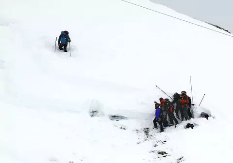 Un băiat de 12 ani a supraviețuit miraculos unei avalanșe în Alpii francezi. A fost îngropat sub zăpadă timp de 40 de minute!