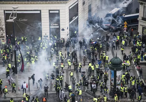 Ce ar fi amplificat protestele violente din Franța. Acuzații la adresa rușilor