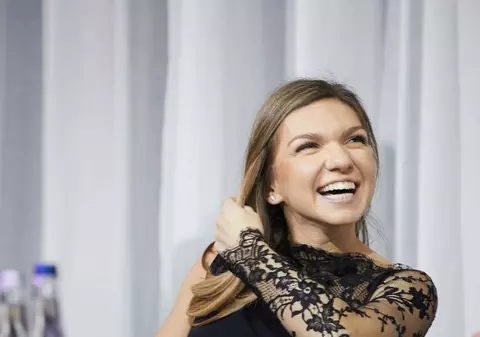 FOTO| Simona Halep a făcut senzație la aniversarea clubului lui Țiriac. A purtat o rochie superbă