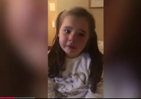 VIDEO | O fetiță fără adăpost a început să plângă în momentul în care mama ei i-a spus că o să petreacă iar Crăciunul într-un hostel