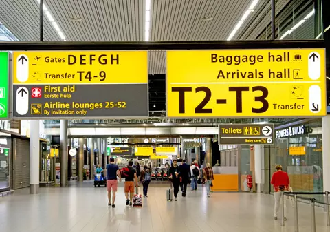 Un român a fost arestat în Olanda, după ce a amenințat cu un cuțit pasagerii din aeroportul din Amsterdam