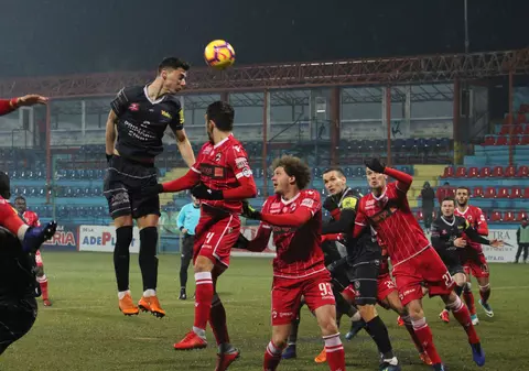 Dinamo a ajuns ținta ironiilor: ”E o clonă!”. Și antrenorul Mircea Rednic a fost luat în colimator