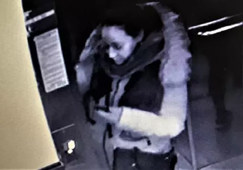 O femeie a păcălit o bătrână cu metoda "Accidentul". Suma uriașă pe care a reușit să o ia de la victimă