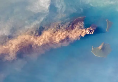 Imagini din satelit cu erupția vulcanului din Indonezia care a declanșat tsunamiul / FOTO&VIDEO