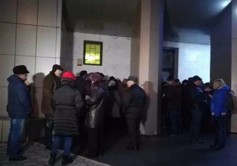 Zeci de pensionari au petrecut o noapte la coadă, pentru a cumpăra bilete la petrecerea de Revelion