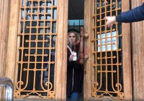 O adolescentă din Iaşi a furat zeci de mii de euro de la bunici. Incredibil ce a făcut fata cu banii