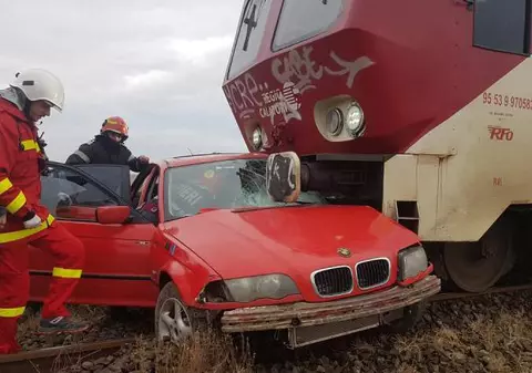 Un bărbat de 35 de ani se zbate între viaţă și moarte, după ce mașina lui a fost lovită de tren, la Timișoara