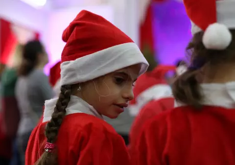 VIDEO&FOTO/ Crăciunul se vede cu inima. "Crăciun fericit!" scris în Braille seamănă cu o dantelă, iar felicitarea se citește cu vârful degetelor