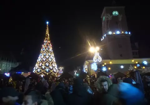 GALERIE FOTO/ S-au aprins luminile de sărbătoare în Braşov. Mii de persoane au umplut Piaţa Sfatului până la refuz