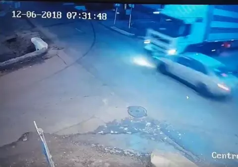 VIDEO / Impactul dintre un TIR și o mașină, într-o intersecție din Timiș, surprins de camerele de supraveghere