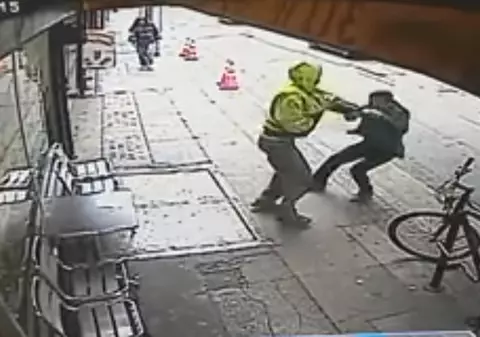 VIDEO | Scenă înfiorătoare: un om al străzii a împins un bărbat sub roțile unui camion!