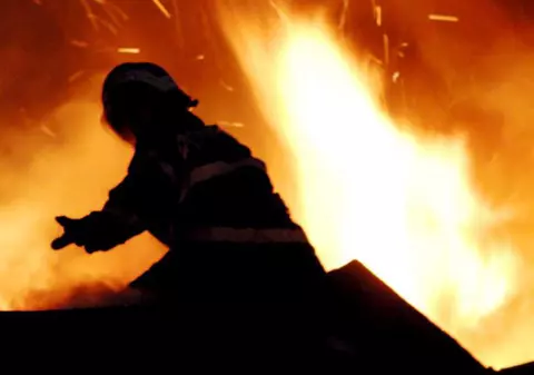 Un bărbat din Vrancea a încercat să stingă singur incendiul care i-a cuprins casa, însă a ajuns de urgență la spital