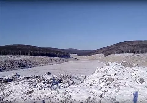 FOTO & VIDEO | Un întreg deal din Rusia a fost distrus după impactul cu un presupus "meteorit". Totuși, nu toți experții sunt de acord