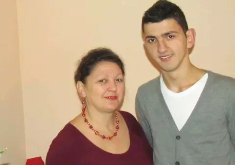 FOTO/ Și-a transformat propria suferință în dragoste pentru oamenii cu deficiențe de auz. Ionica Tarău luptă ca aceștia să nu ajungă să aștepte pensia de handicap de 375 de lei