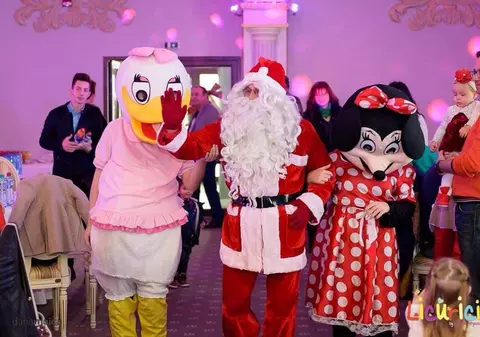 GALERIE FOTO/ Moș Crăciun de la mall: "Vin oameni din diaspora și mă întreabă timid cât costă să-și facă poză cu mine"