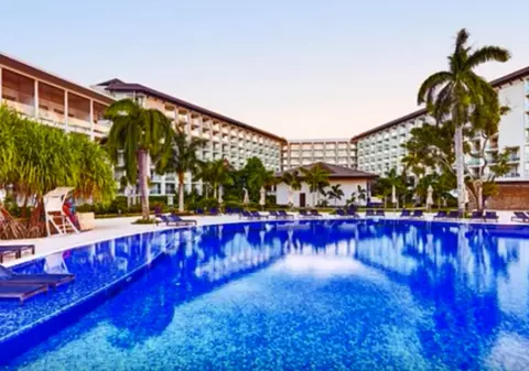 VIDEO | O femeie i-a plătit pe reprezentanții unui resort de lux să facă ceva special pentru comemorarea fiului prietenilor ei. Când a văzut ce-a ieșit, ea a rămas îngrozită