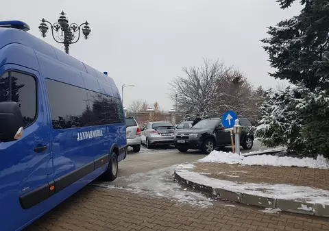 Atacul Opoziției de la tribună, după ce Palatul Parlamentului a fost ”ocupat” de jandarmi: ”Uitaţi ce păţeşte o tânără în România, iar jandarmii stau în Parlament să apere penalii”