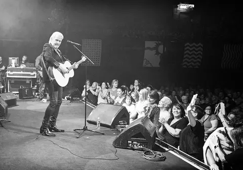 VIDEO/ Legendarul Johnny Logan a făcut show gratis într-un restaurant bucureștean. L-a apucat cheful de cântat cu saxofonistului Flavius Teodosiu