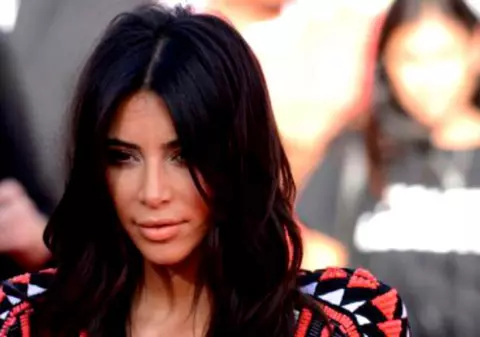FOTO | Kim Kardashian și-a făcut un selfie sexy, dar fanii au fost mai atenți la ce se vede în spatele ei