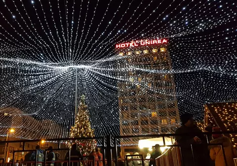 Sute de mii de luminițe multicolore s-au aprins în Iași