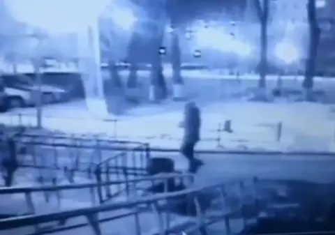 VIDEO | Poliția îndeamnă femeile să nu mai iasă din case, după ce un ”maniac cu față de copil” lansează atacuri pe bandă rulantă