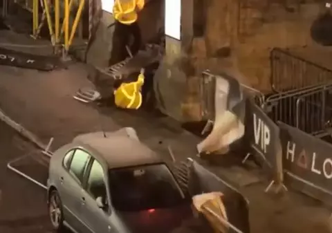 VIDEO | Un fost soldat a intrat cu mașina în paznicii unui club după ce fusese dat afară din local