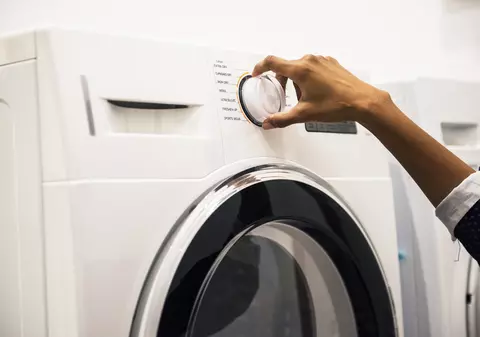 Trei mari grupuri de producători de mașini de spălat, frigidere și alte electrocasnice au fost amendate cu 189 de milioane de euro