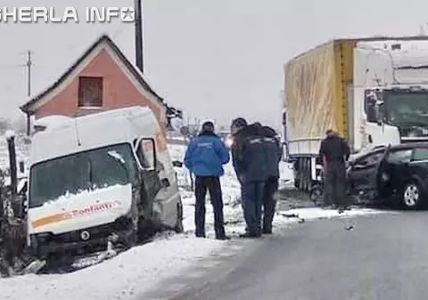 O mașină a intrat sub un TIR, în Maramureș. Un mort și cinci răniți |FOTO