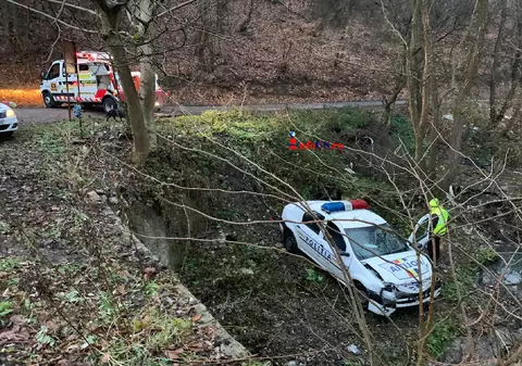 VIDEO | O mașină de poliție a căzut într-o râpă. Care e starea agenților aflați în autovehicul