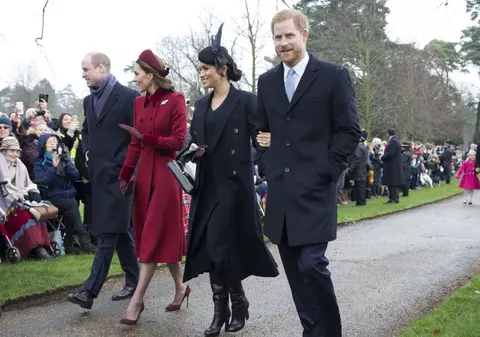 Cum s-au îmbrăcat Kate Middleton și Meghan Markle în ziua de Crăciun. Fanii spun că ducesa de Cambridge a câștigat bătălia ținutelor