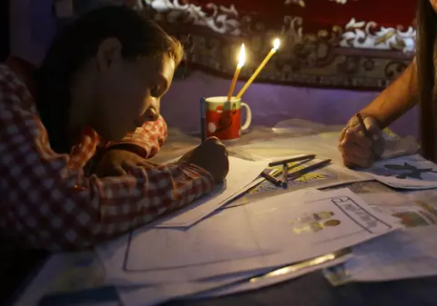 Situație disperată pentru mii de familii din Timiș! Nu au în continuare curent electric, la trei zile de la urgia care a lovit vestul țării! Autoritățile locale au cerut un elicopter care să survoleze zona