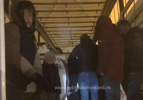 VIDEO&FOTO/ Aproape 25 de migranți din Irak și Siria, găsiți ascunși într-un camion la vama Nădlac II. Printre ei erau și cinci copii