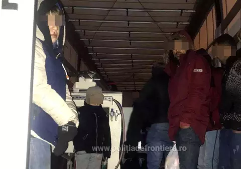 Aproape 25 de migranți din Irak și Siria, găsiți ascunși într-un camion la vama Nădlac II. Printre ei, cinci copii