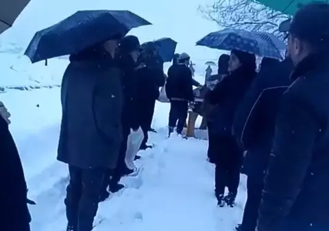 Mort dus pe brațe, într-o comună din Gorj. Drumul spre cimitir era acoperit cu zăpadă / VIDEO