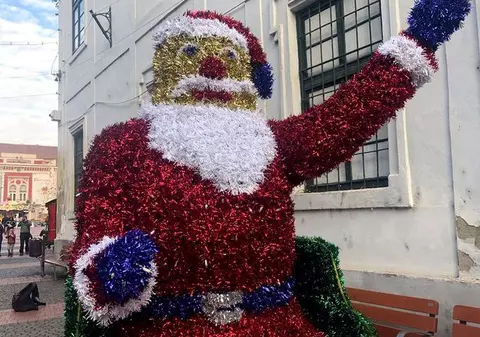 Moși Crăciun de speriat în Timișoara! Decorațiunile refăcute cu 16.500 euro au stârnit reacții negative: "E criminal, îi lipsește drujba din mână" - FOTO