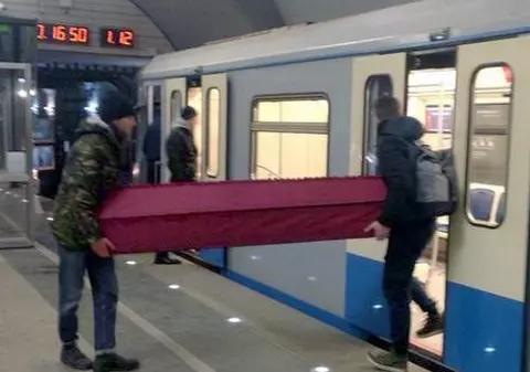Doi ruși au mers cu un sicriu prin metroul din Moscova! Călătorii au rămas interziși