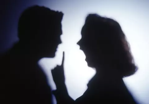 Un italian a chemat carabinierii pentru că soția sa, româncă, îl bătea