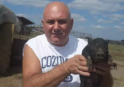 Pregătiri de Crăciun în Miami! În tradiția românească, solistul Nicu Coman și-a luat un porc. Unul mic, vietnamez