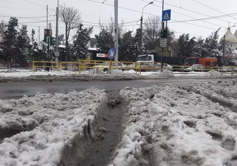 Cum se desfășoară traficul în București la această oră. Sute de utiliaje și operatori au ieșit pe străzi la deszăpezire