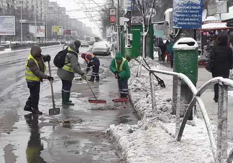 Primăriile de sector și cea a Capitalei s-au amendat reciproc cu mii de lei că nu au curățat gheața din parcuri și de pe trotuare